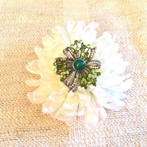 Silver tone vintage brooch.